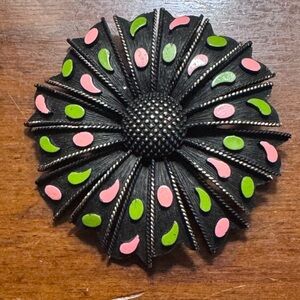 Vintage Alan J enamel brooch. EUC beautiful vintage find 2 inches